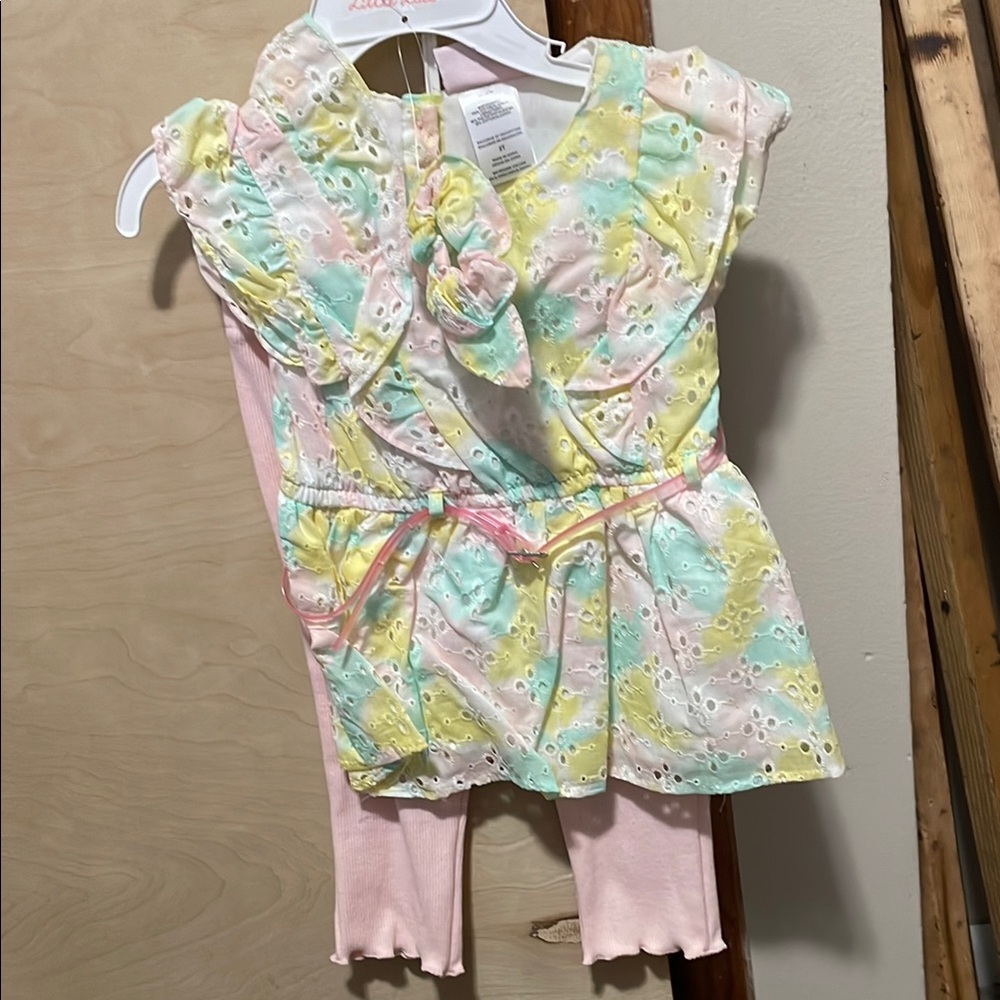 Colorful shirt with Pink Leggings